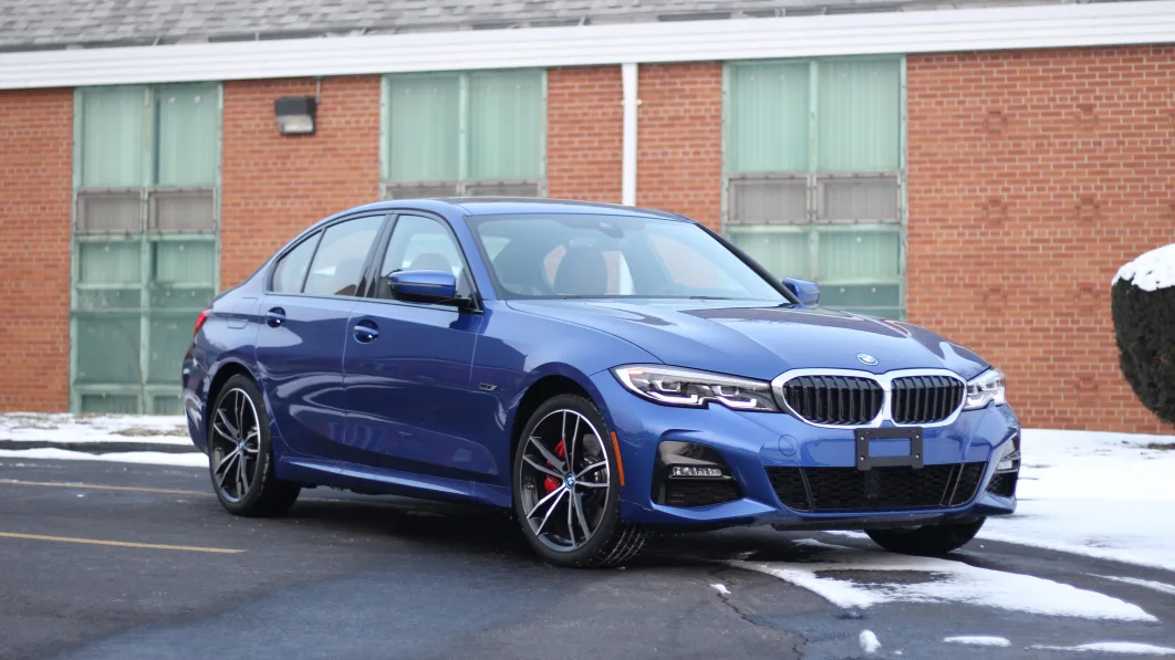 2022 BMW 330e xDrive Long-Term Update | Snow stud