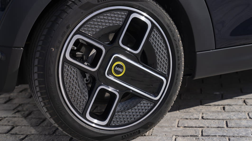 Mini Cooper SE Convertible wheels made entirely from recycled aluminum